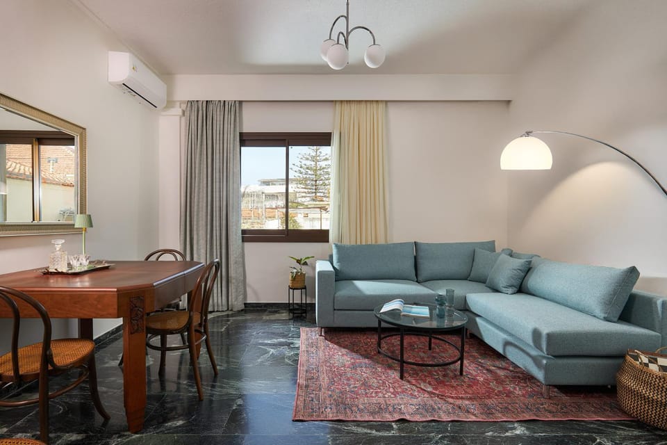 Living room, Seating area, Dining area, air conditioner