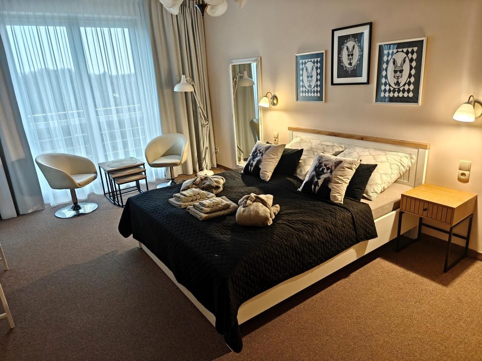Bed, Photo of the whole room, Seating area, Bedroom