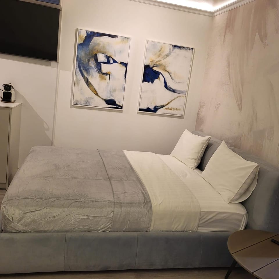 Bed, TV and multimedia, Photo of the whole room, Bedroom