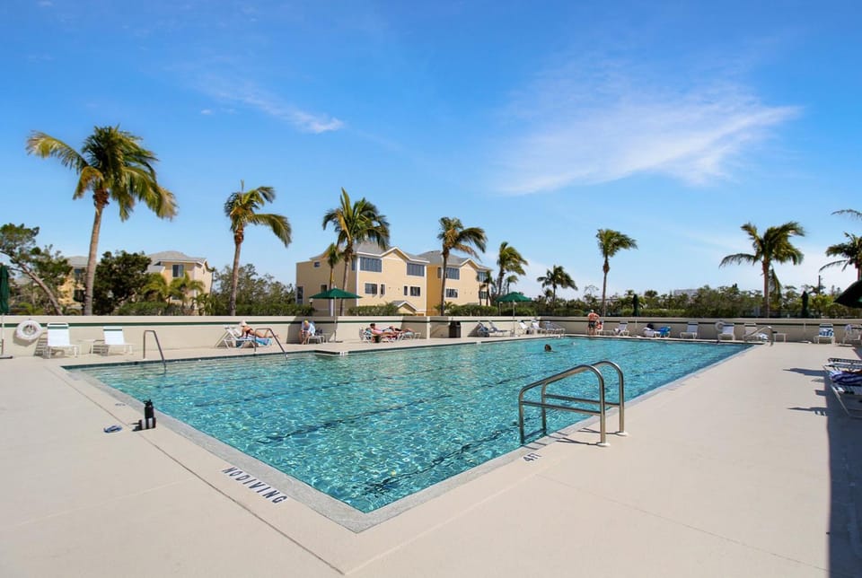 Stylish Longboat Key townhome minutes to beach Ospreys Nest House in Longboat Key