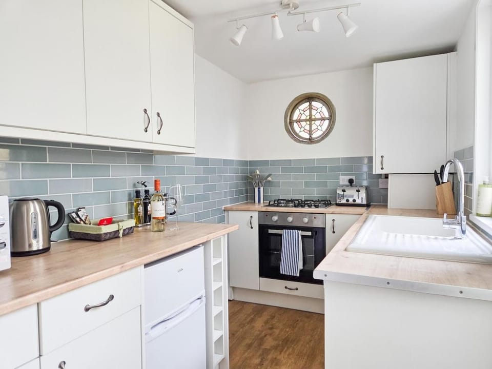 Coffee/tea facilities, Kitchen or kitchenette, dishwasher, oven, stove, toaster