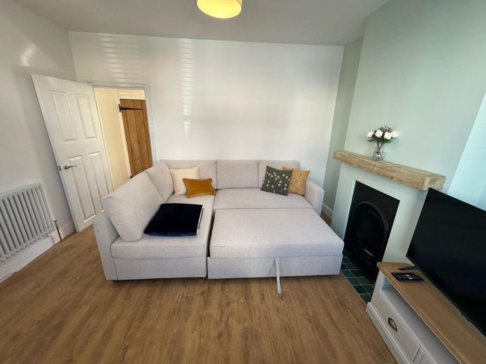 Bed, Living room, Seating area
