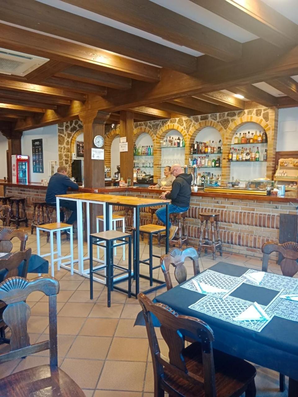 Restaurant/places to eat, Restaurant/places to eat, Lounge or bar