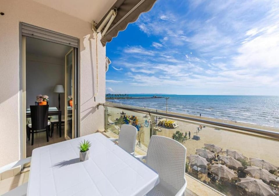 Day, View (from property/room), Balcony/Terrace, Living room, Seating area, Dining area, Beach, Sea view