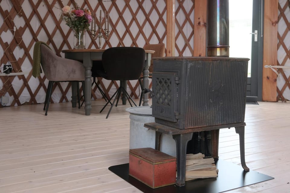 Dining area, fireplace