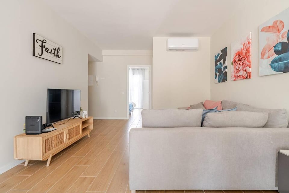 Communal lounge/ TV room, TV and multimedia, Living room, Seating area, Evening entertainment, air conditioner