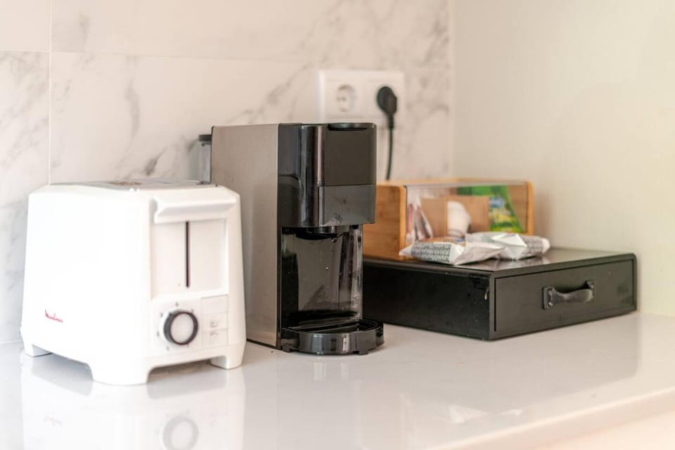 Coffee/tea facilities, toaster
