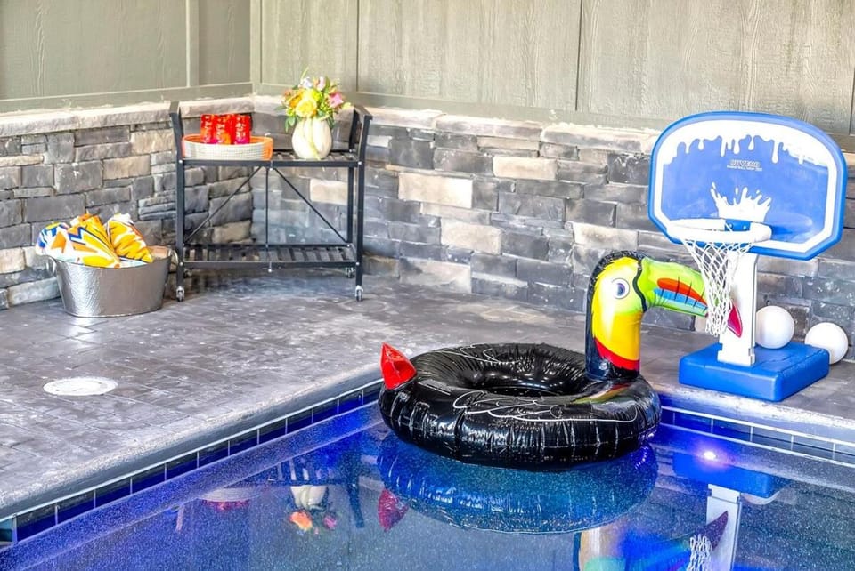 Honeybear Hideaways - Beautiful Luxury 8BR Retreat in with Indoor Pool, Theater, Game and Hot Tub House in Sevierville