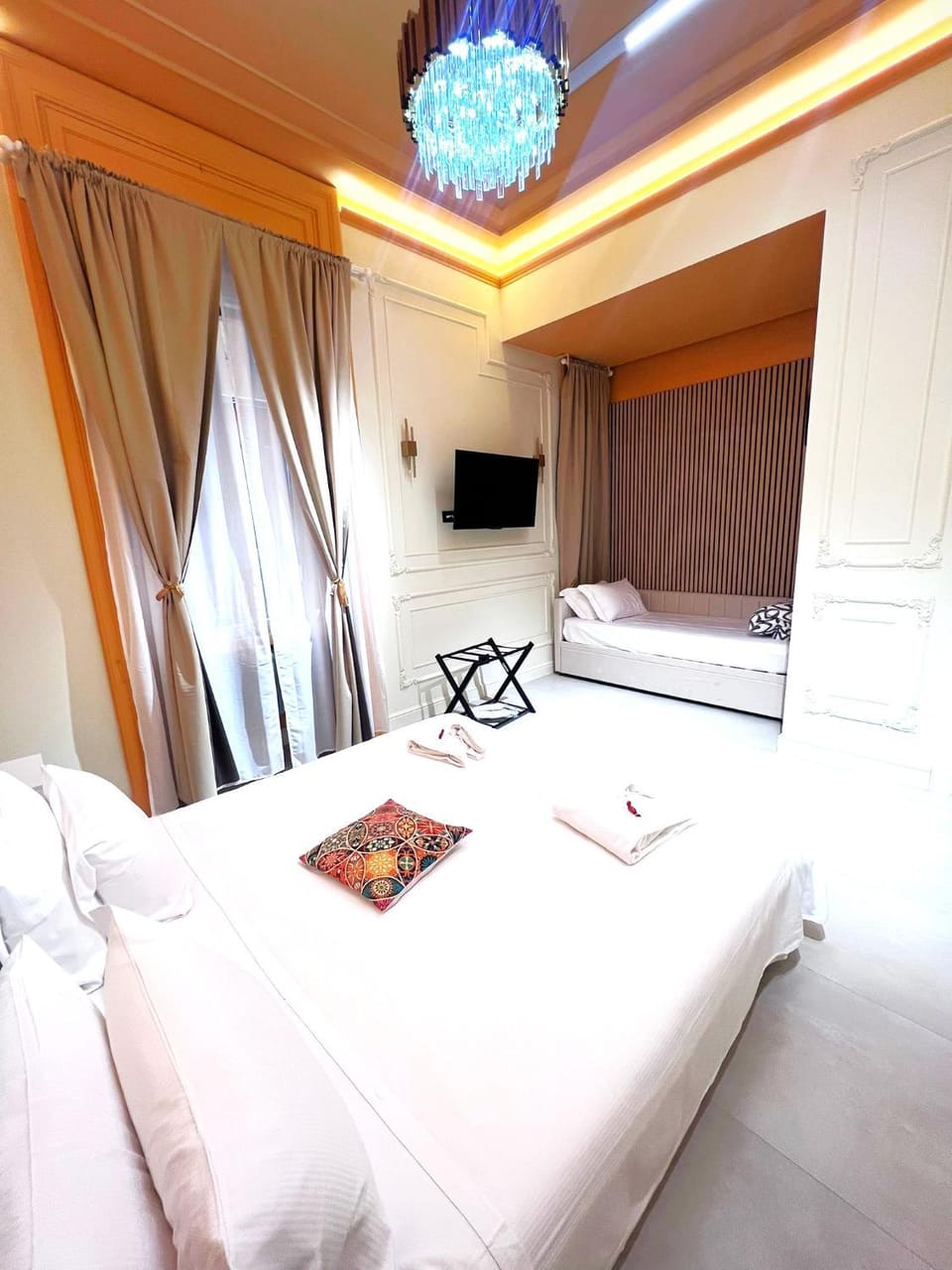 Bed, TV and multimedia, Photo of the whole room, Bedroom