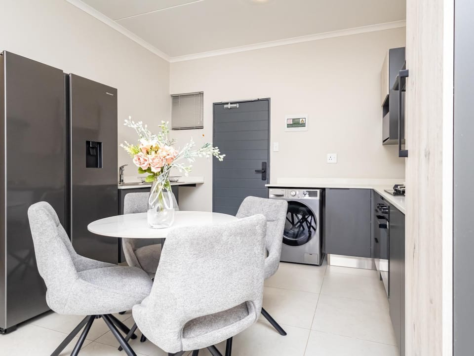 Kitchen or kitchenette, Seating area, Dining area, oven