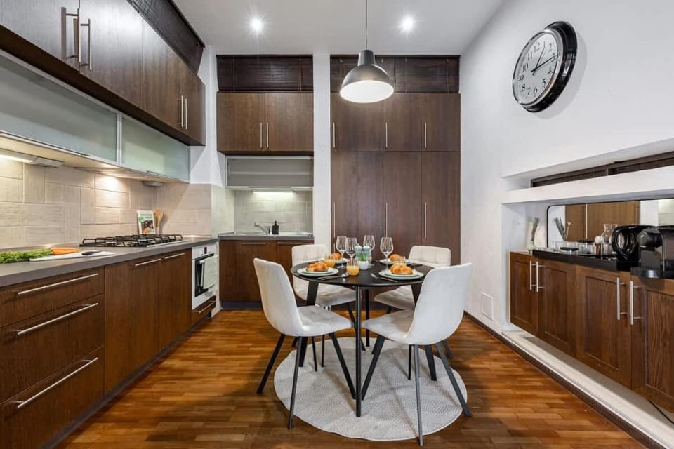 Kitchen or kitchenette, Dining area