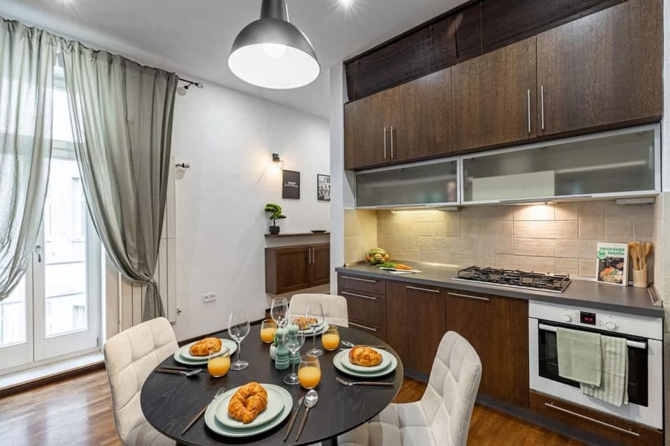 Coffee/tea facilities, Kitchen or kitchenette, Dining area, stove