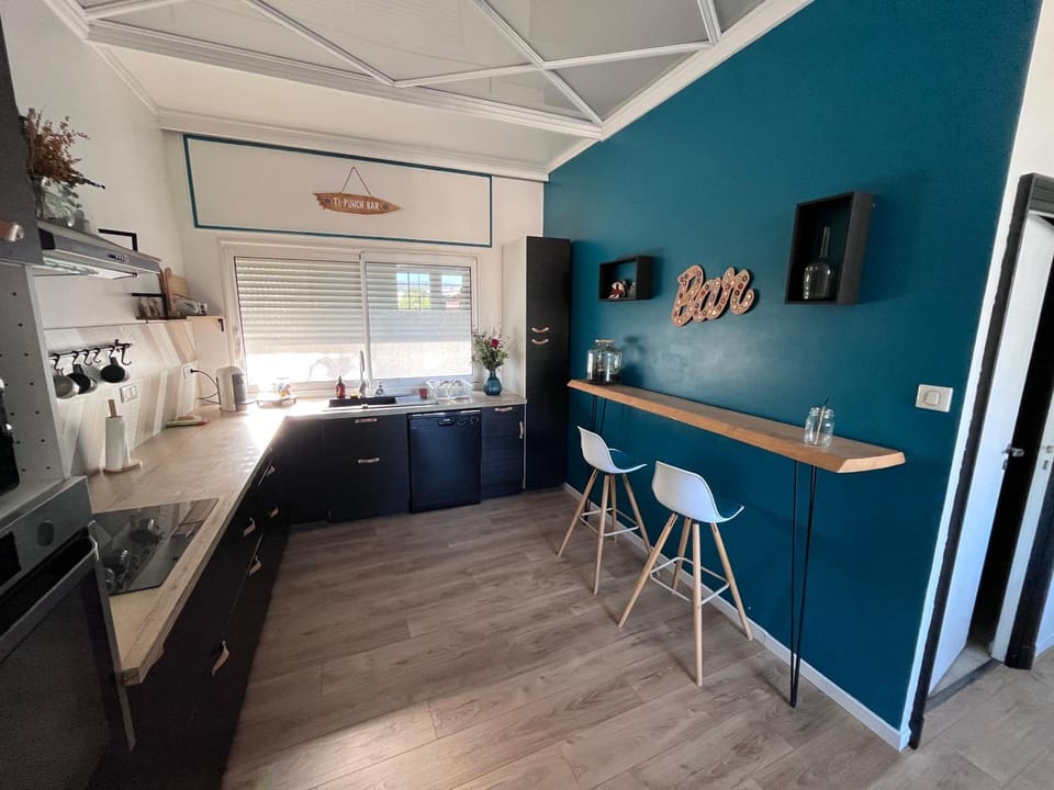 Coffee/tea facilities, Kitchen or kitchenette, Dining area, oven, stove, toaster