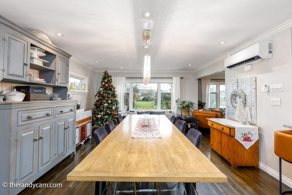 Dining area, pet friendly