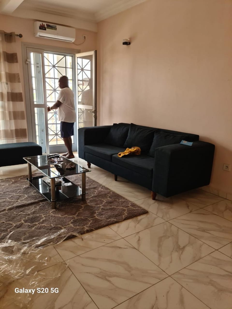 Appartement 2 pièces meublé avec baie vitrée et terrasse, TV, eau chaude, parking privé, gardiennage 24h au calme à Douala Makepe à 150 mètres du boulevard principal Apartment in Douala