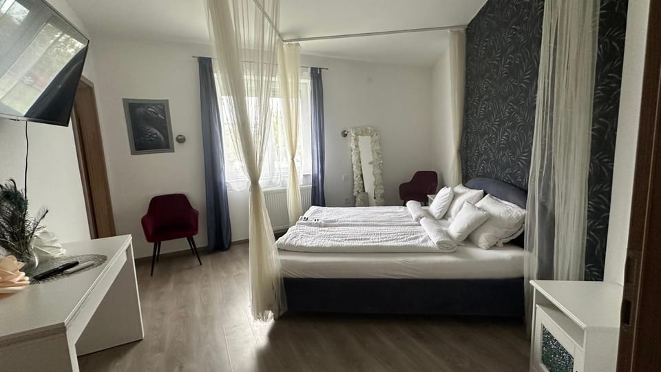 Bed, Bedroom, towels