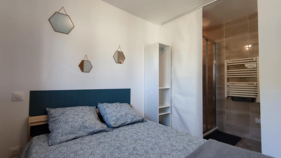 Bed, Bathroom, Photo of the whole room, Bedroom