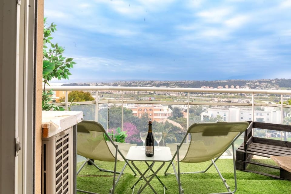 Studio équipé dans une résidence avec piscine à 10mn du centre ville Apartment in Nice