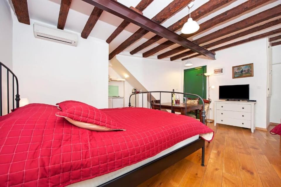 Bed, Bedroom, air conditioner