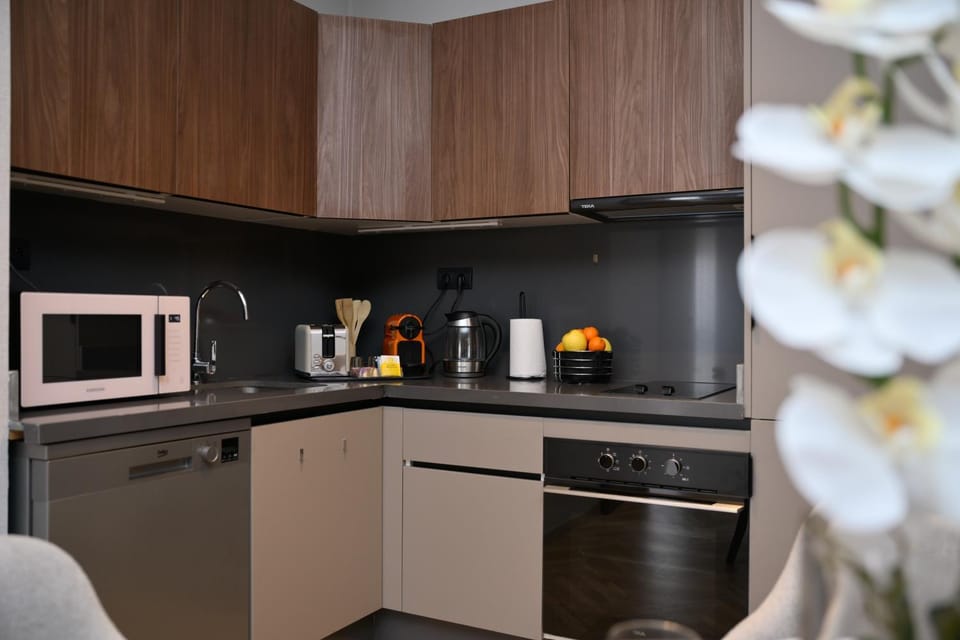 Coffee/tea facilities, microwave, oven, stove, kitchen