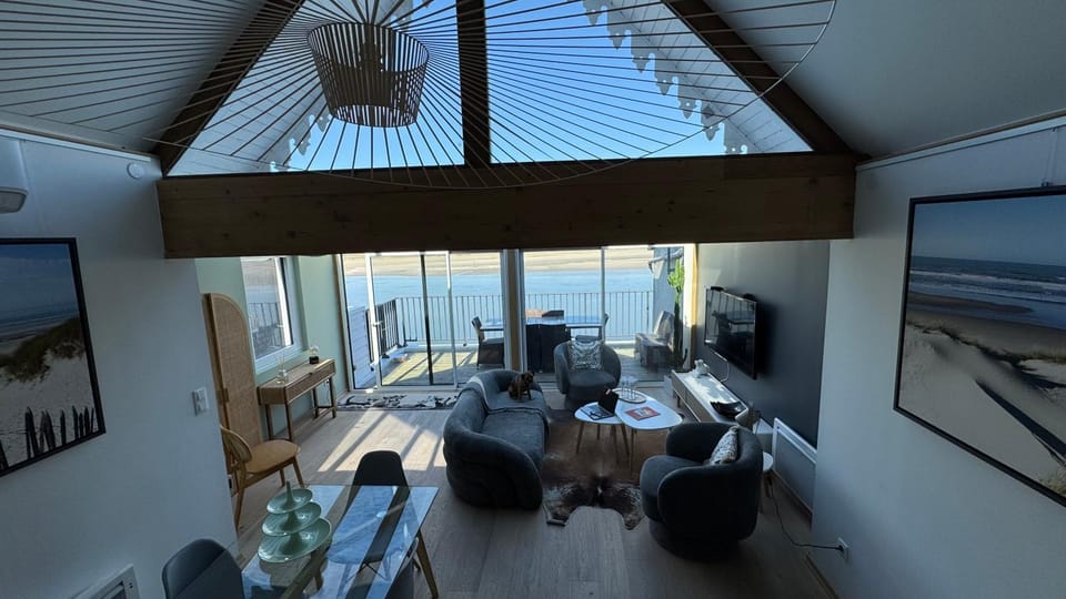 Communal lounge/ TV room, Natural landscape, TV and multimedia, Living room, Evening entertainment, Sea view