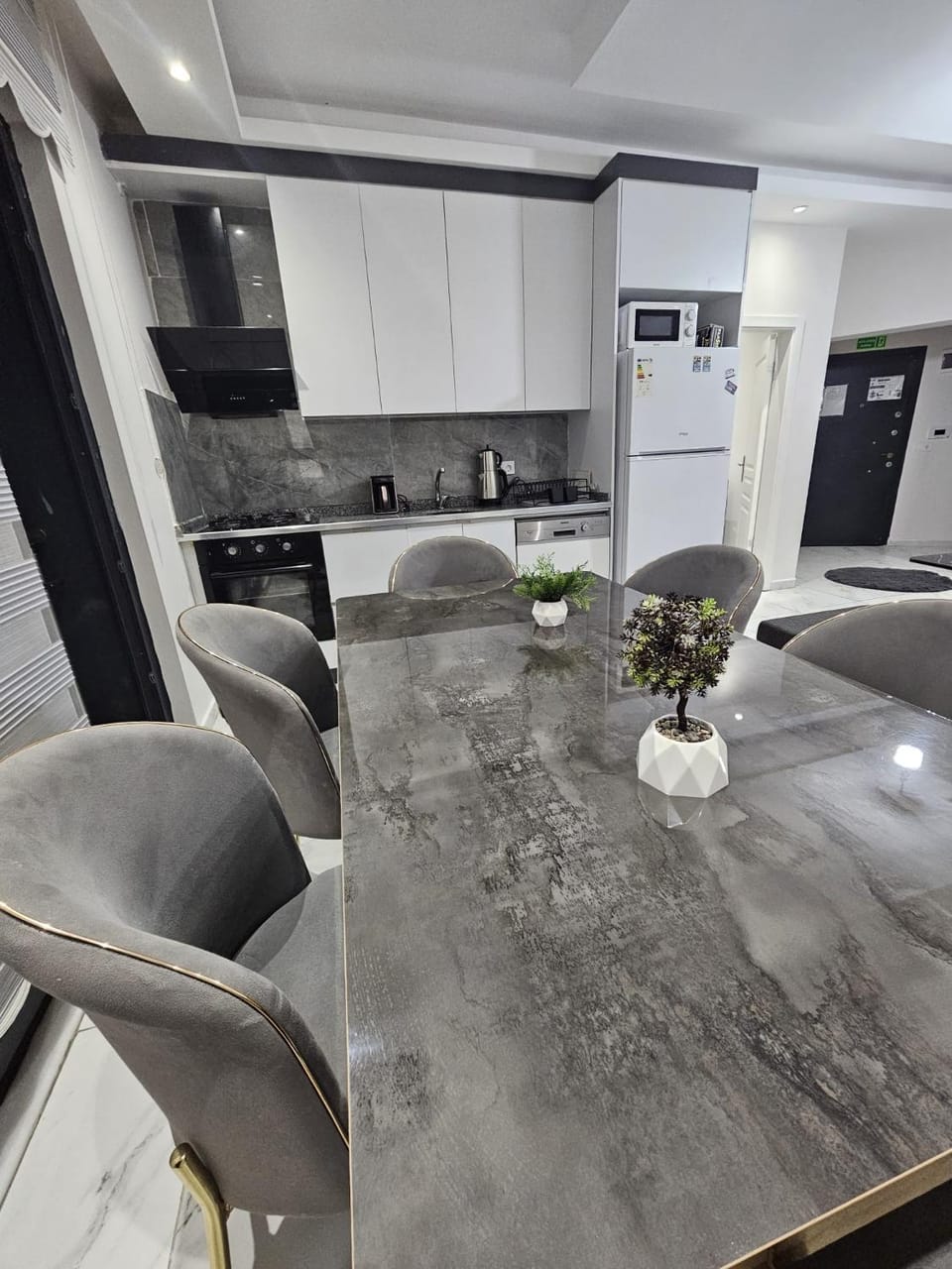 Dining area, Food