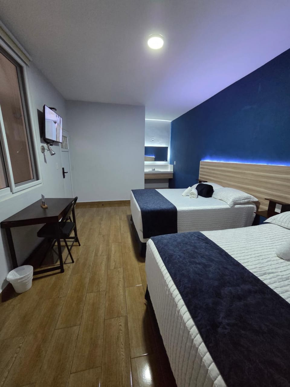 Bed, TV and multimedia, Photo of the whole room, Bedroom