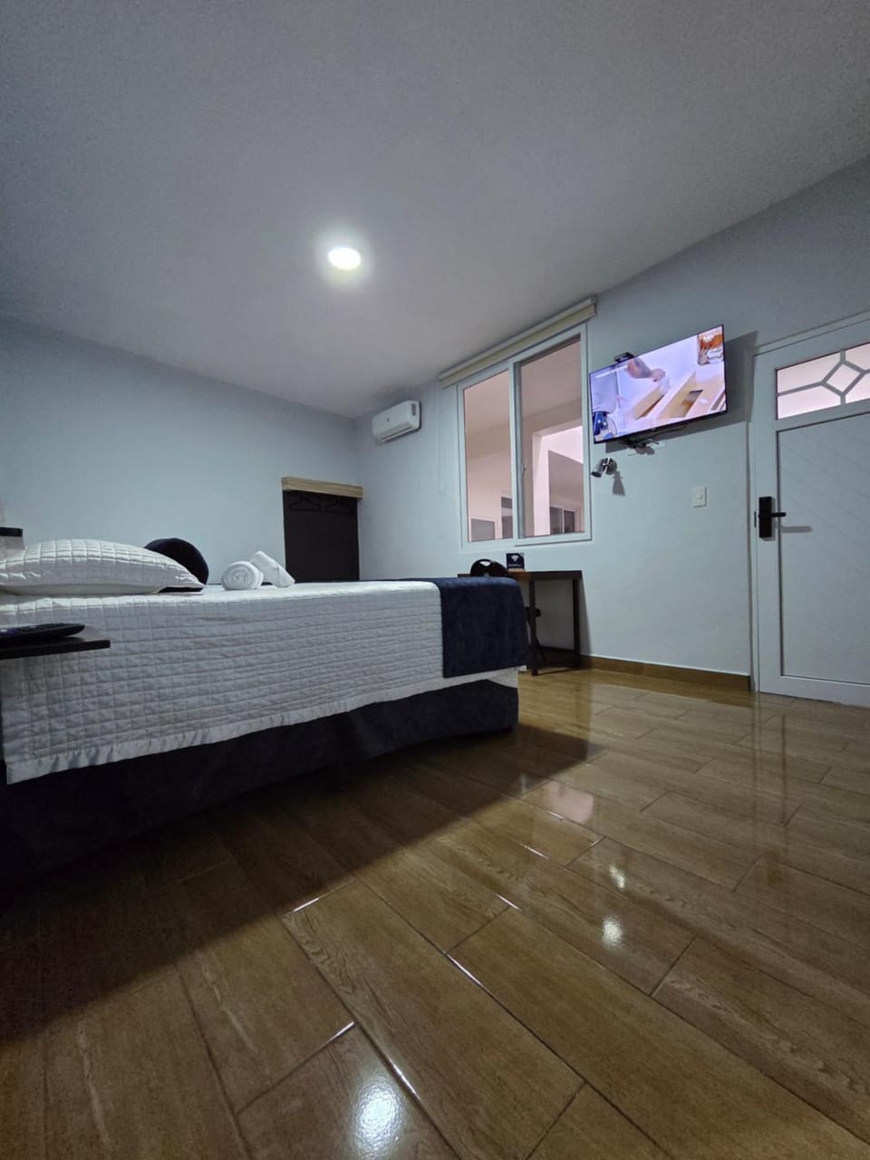 Bed, TV and multimedia, Photo of the whole room, Bedroom