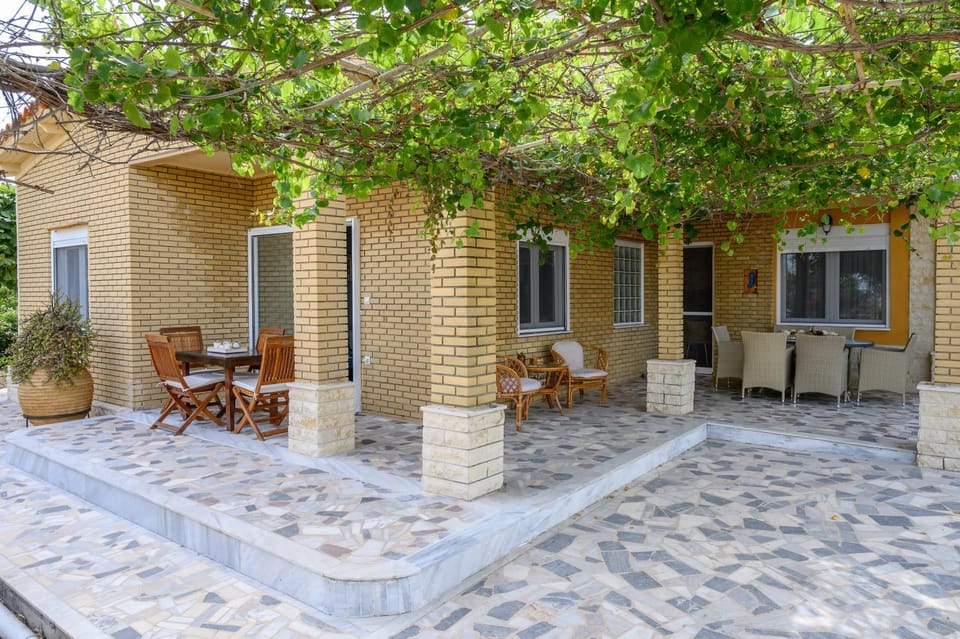 Property building, Patio, Spring, Day, Dining area, Garden view