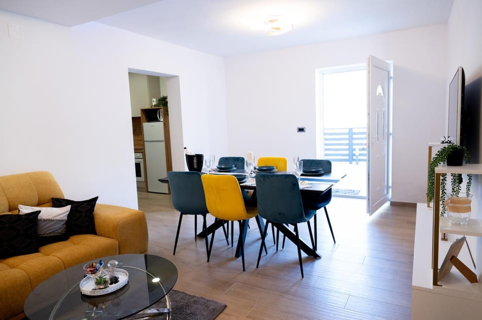 TV and multimedia, Living room, Seating area, Dining area