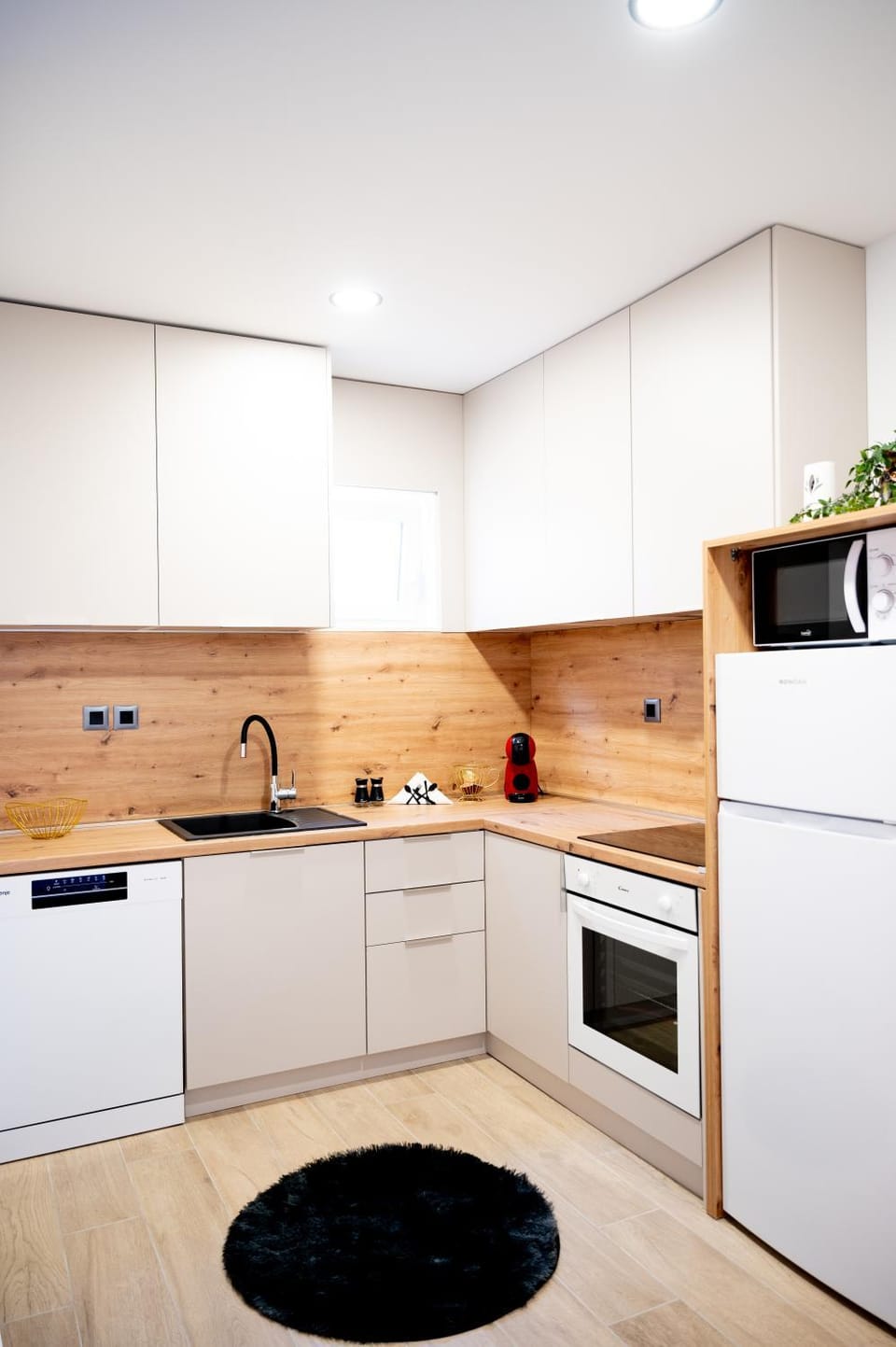 Kitchen or kitchenette, dishwasher, stove