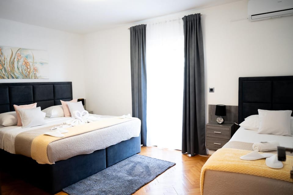 Bed, TV and multimedia, Photo of the whole room, Bedroom, towels, air conditioner