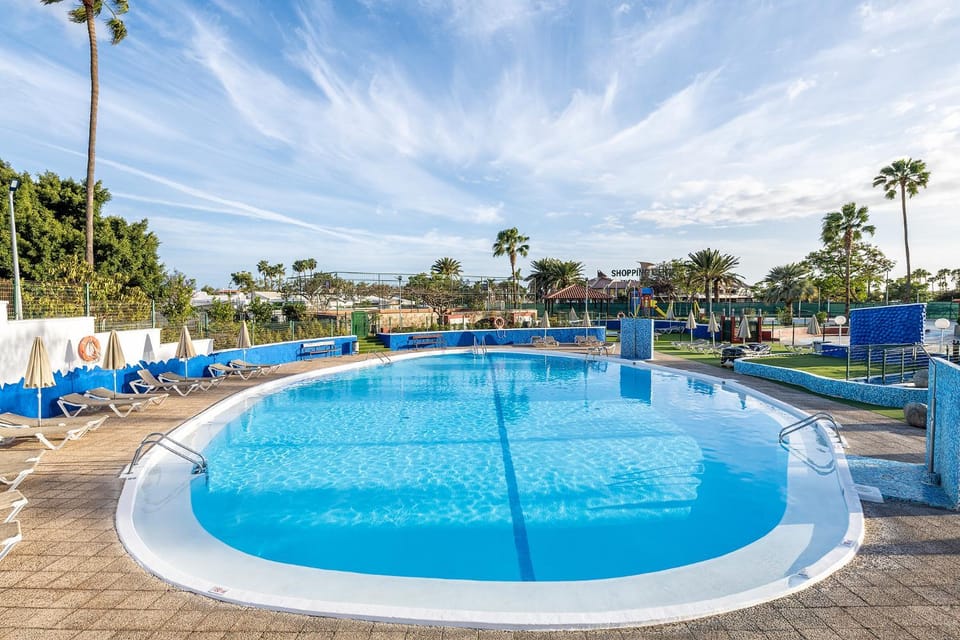 Day, Swimming pool, Swimming pool, sunbed