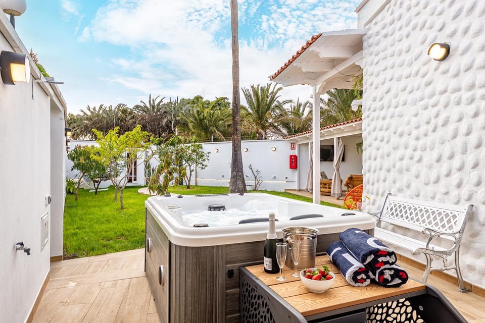 Day, Garden, Hot Tub, Hot Tub, Sauna, TV and multimedia, Balcony/Terrace, Living room, Dining area, sunbed, towels