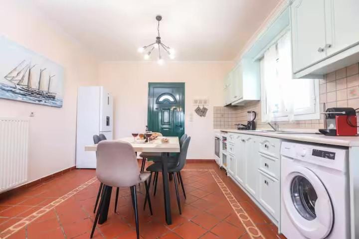 Kitchen or kitchenette, Dining area, oven, stove, washing machine