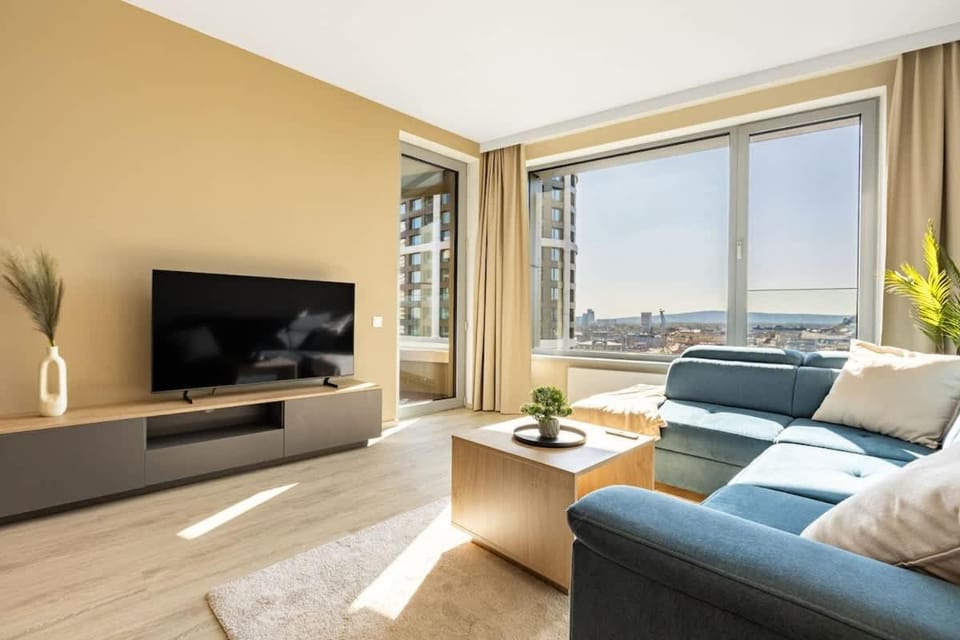 TV and multimedia, Living room, Seating area, Evening entertainment