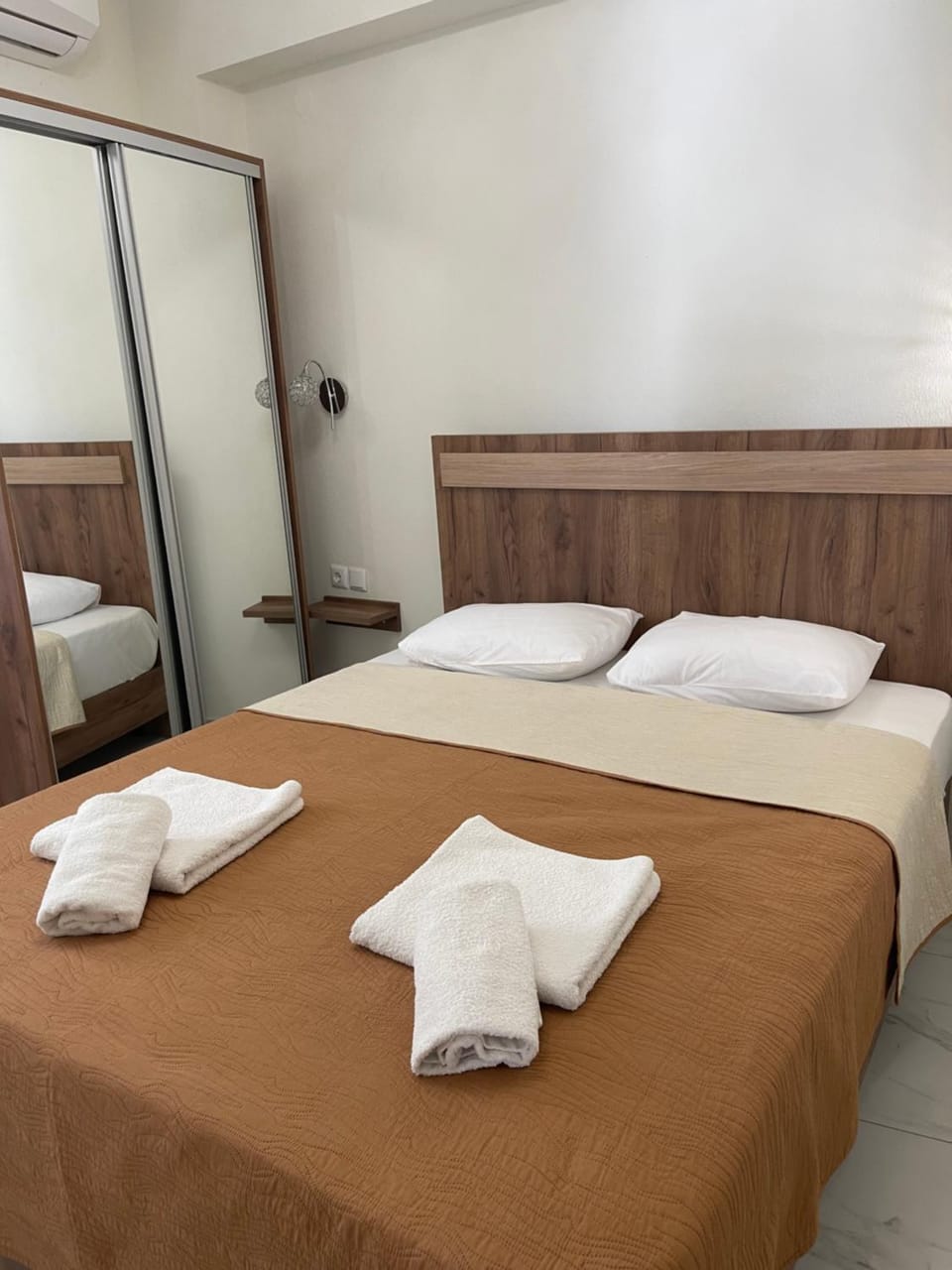 Bedroom, wardrobe, air conditioner