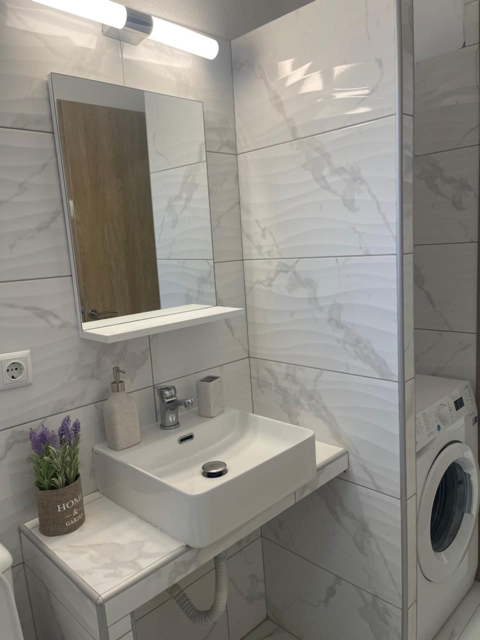 Shower, Toilet, towels, washing machine
