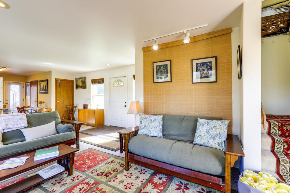 Hot Tub and Decks Central Hood River Townhome! House in Hood River