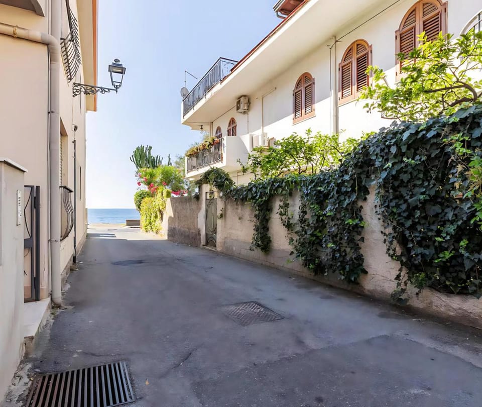 Neighbourhood, Street view