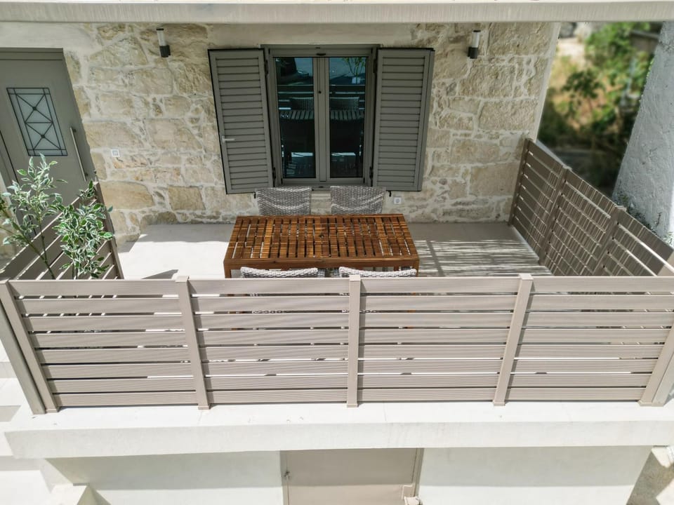 Property building, Patio, Facade/entrance, Summer, View (from property/room), Balcony/Terrace, Balcony/Terrace, Dining area, Guests, City view, Garden view, Landmark view, Mountain view, Street view, Sunset, children, young children, older children, Quiet street view, Inner courtyard view, furniture