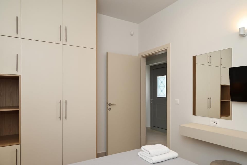 Toilet, Bed, TV and multimedia, Bedroom, cot, flat iron, heating, internet, locker, towels, wardrobe, air conditioner