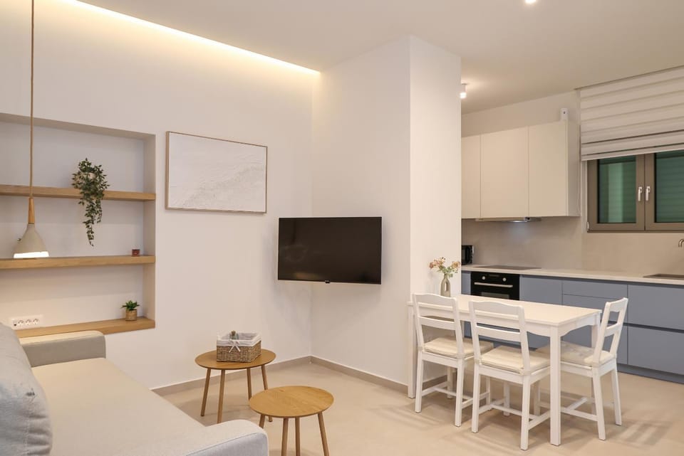 Property building, TV and multimedia, Coffee/tea facilities, Living room, Seating area, Dining area, children, young children, cot, furniture, heating, internet, microwave, oven, stove, toaster, kitchen, air conditioner