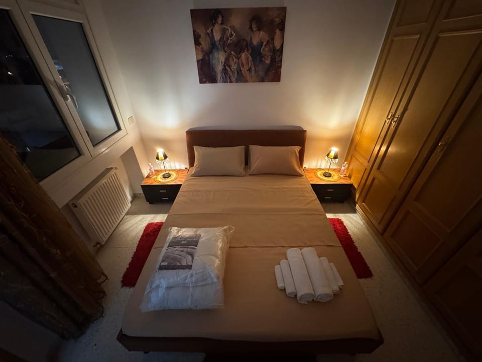 Bed, Photo of the whole room, Bedroom, towels