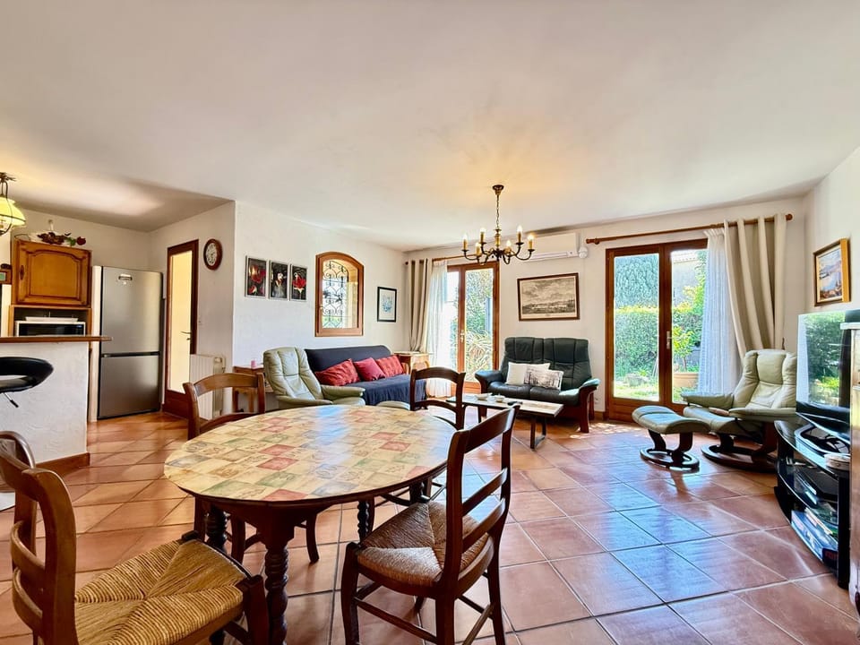 Communal lounge/ TV room, Living room, Seating area, Dining area