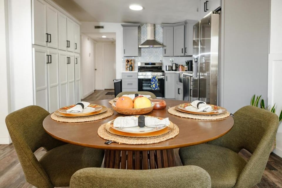 Central Modern All-In-One Home Apartment in Lakewood