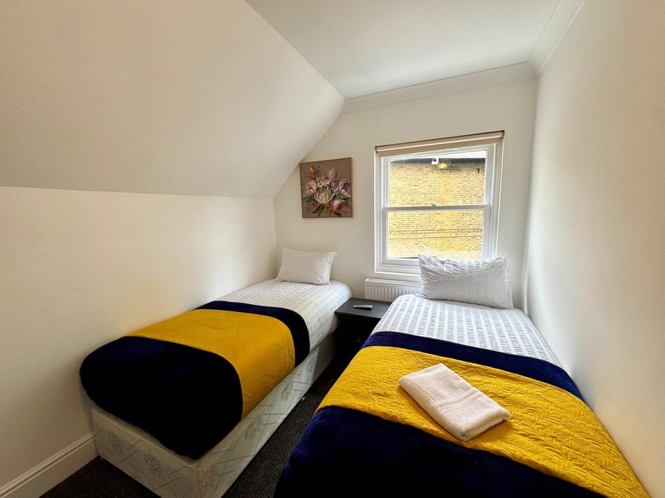 Spacious 3-Bed Home with Garden, Private Parking, Smart Tv's, Fast Wi-Fi House in London