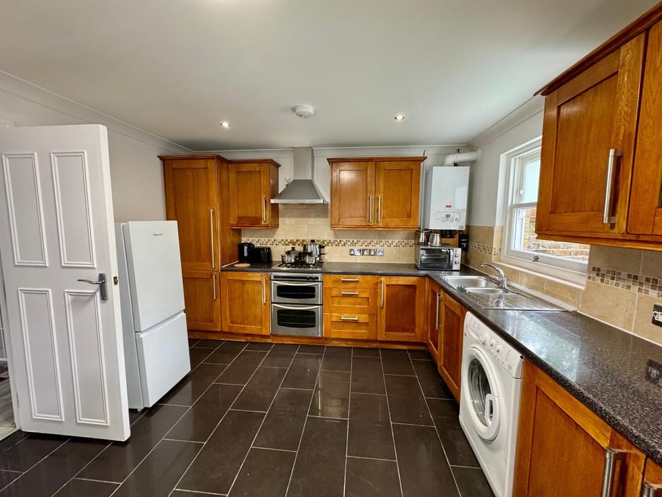 Spacious 3-Bed Home with Garden, Private Parking, Smart Tv's, Fast Wi-Fi House in London