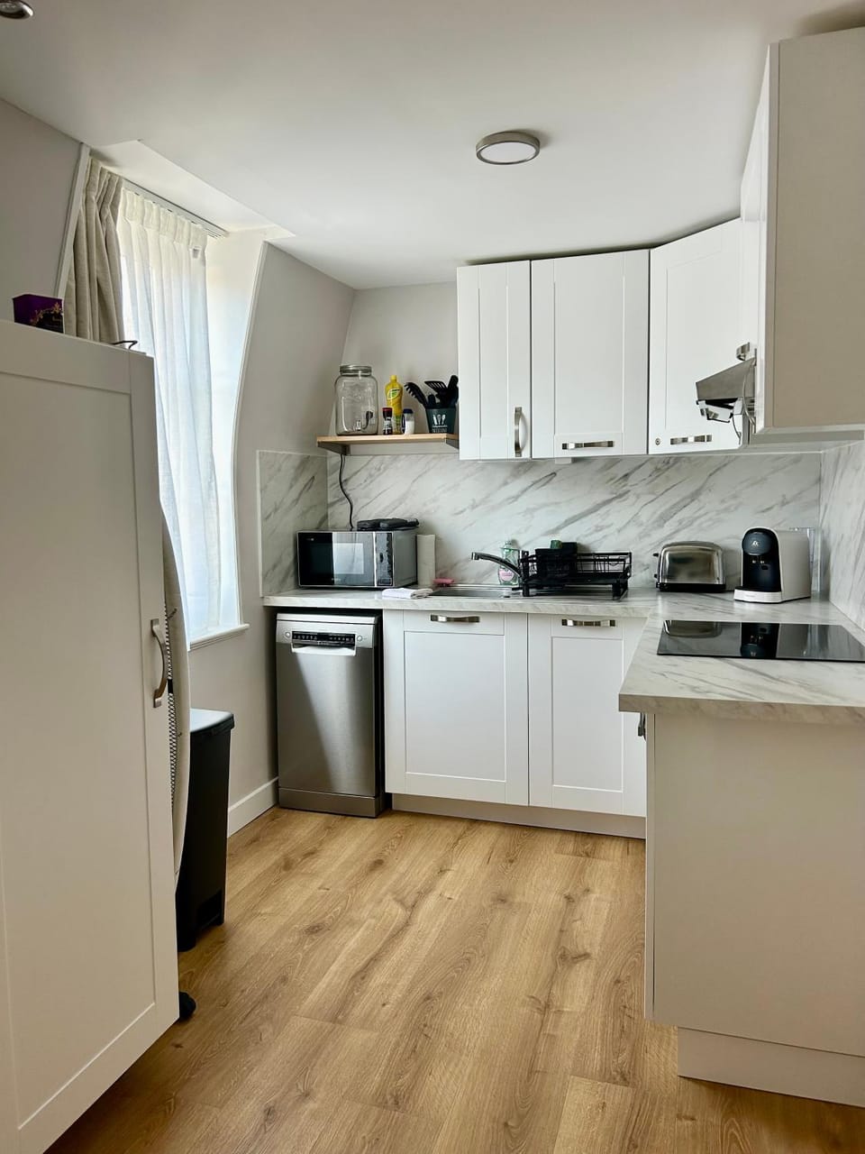 Coffee/tea facilities, dishwasher, stove, toaster