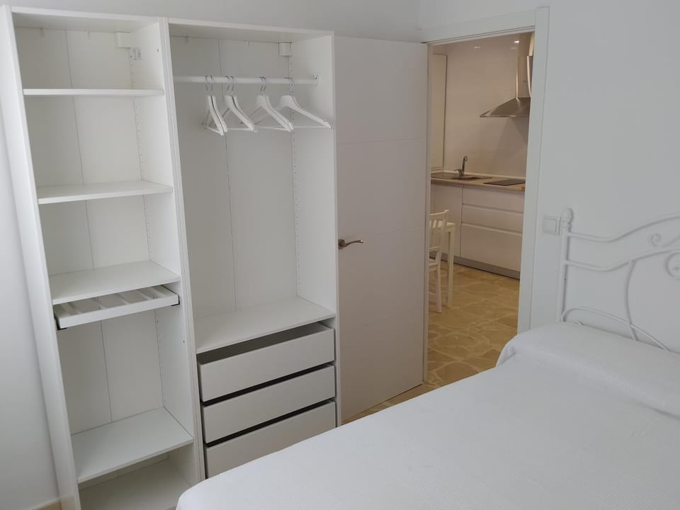 Photo of the whole room, Bedroom, wardrobe